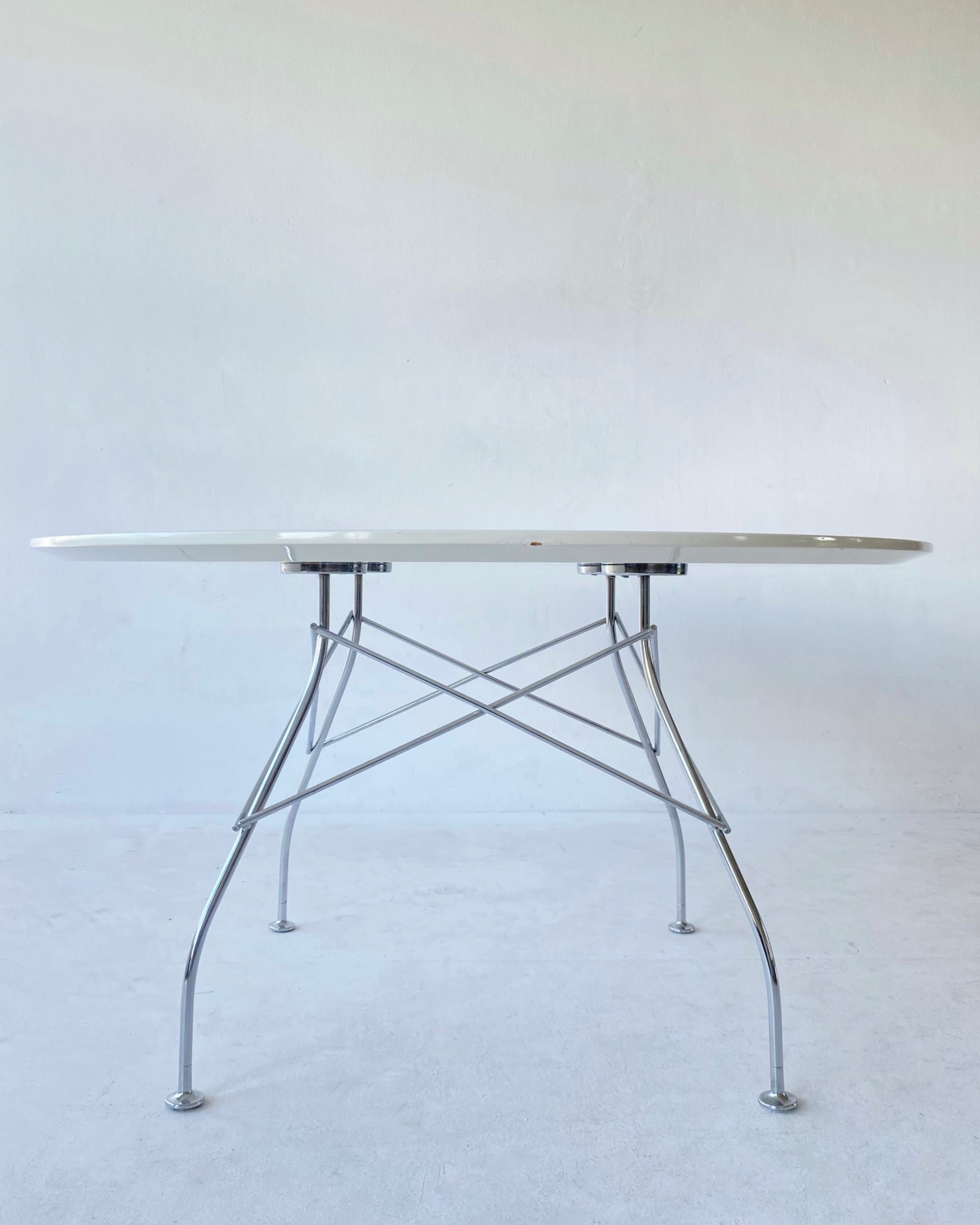 Kartell glossy oval dining table by Antonio Citterio and Glen Oliver Löw.